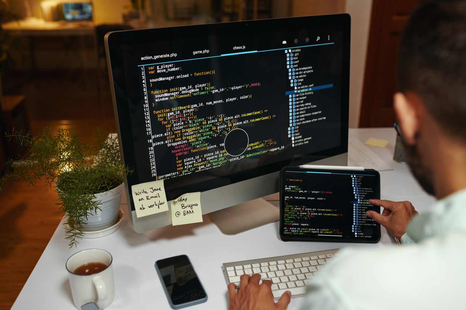 Jak zbudować skalowalną aplikację – architektura i najlepsze praktyki dla programistów? 5 busy with reviewing programming code 2024 07 18 21 13 55 utc