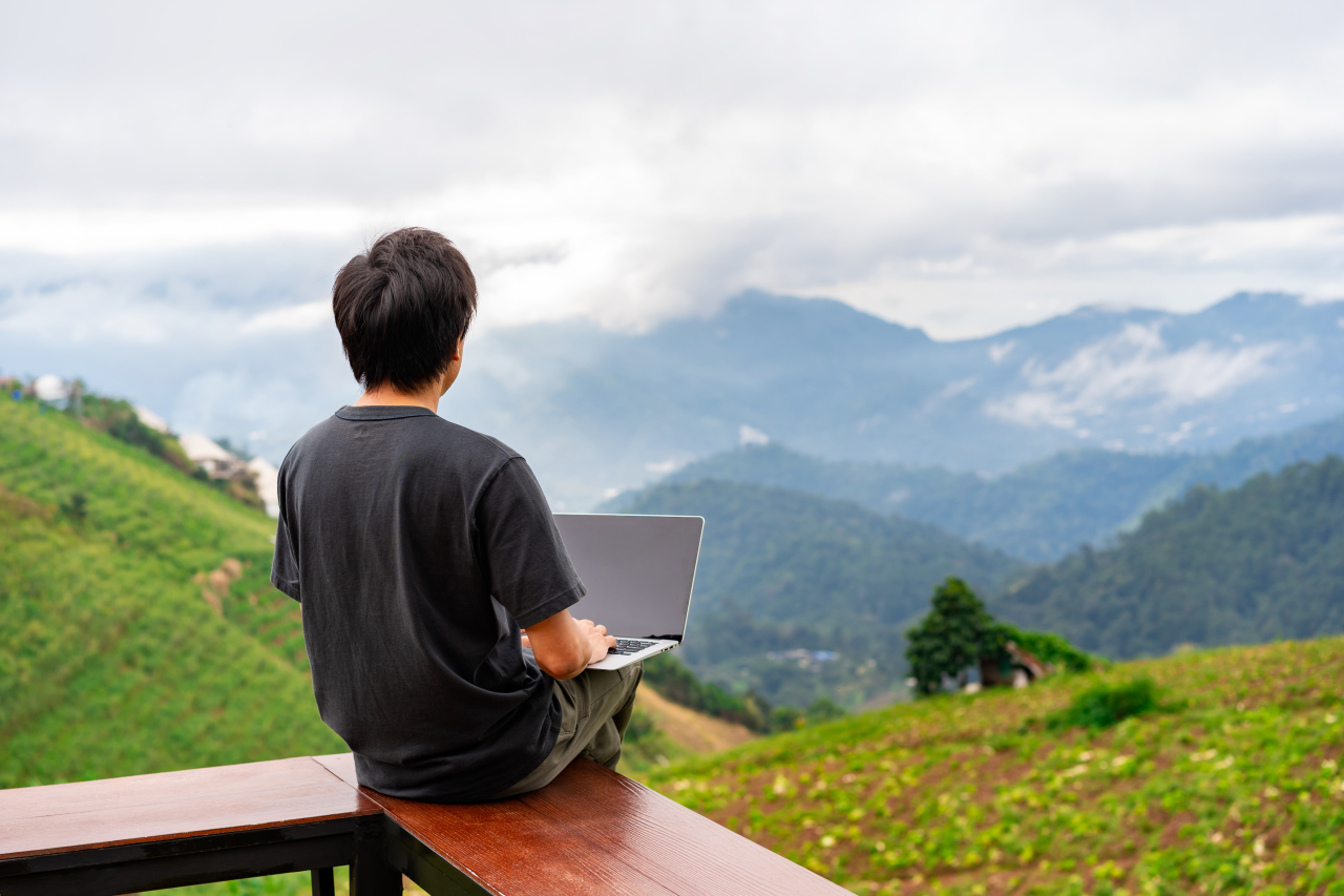 Praca zdalna w IT: jak stworzyć domowe biuro, które sprzyja koncentracji